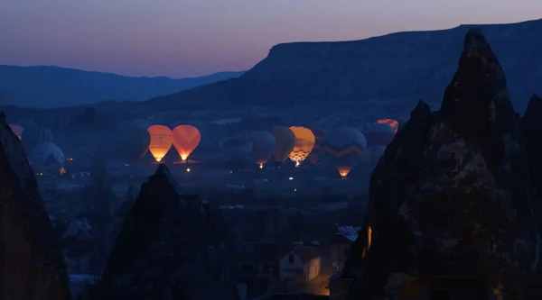 Балони гарячого повітря готуються до зльоту. Знаменитий краєвид Каппадокії. Світло повітряних куль.. — стокове фото