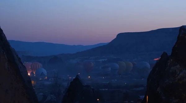 Balony na ogrzane powietrze przygotowujące się do startu. Słynne zwiedzanie Kapadocji. Światła balonów powietrznych. — Zdjęcie stockowe