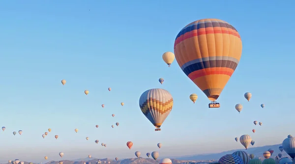 Balony na ogrzane powietrze przygotowujące się do startu. Słynne zwiedzanie Kapadocji. Światła balonów powietrznych. — Zdjęcie stockowe