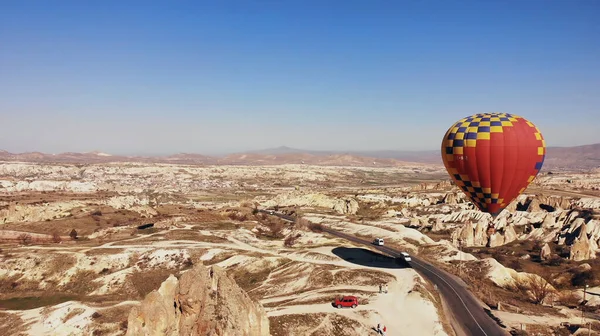 AERIAL. Imagens de drone de balão de ar enorme cor vermelha. — Fotografia de Stock