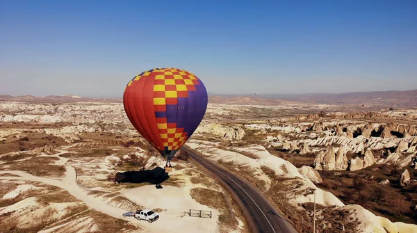 AERIAL. Imagens de drone de balão de ar enorme cor vermelha. — Fotografia de Stock