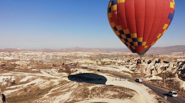 AERIAL. Imagens de drone de balão de ar enorme cor vermelha. — Fotografia de Stock