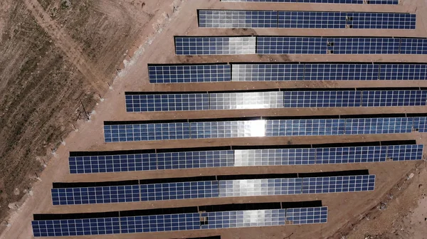 Luftaufnahme von Solarzellen aus der Nähe, in der Wüste. — Stockfoto