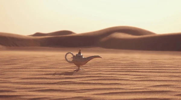 Lâmpada mágica Aladdin em um deserto. Vento forte no deserto. — Fotografia de Stock