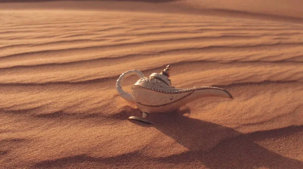 Lámpara mágica Aladino en un desierto. Viento fuerte en el desierto. — Foto de Stock