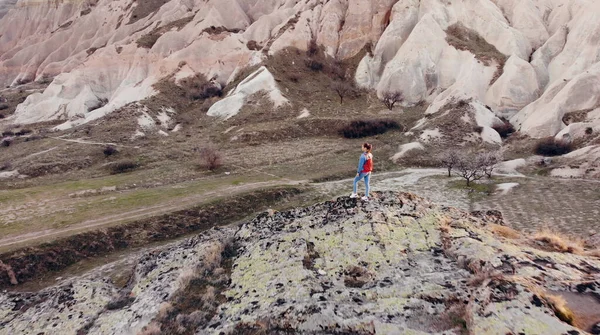 Ar. Drone foto silhueta de uma mulher em uma montanha de manhã com luz vintage — Fotografia de Stock