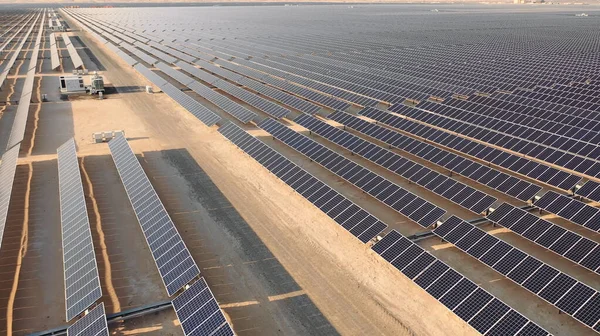 AERİAL. Çöldeki devasa güneş enerjisi santralinin en üst görüntüsü.