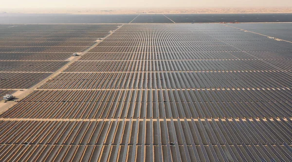 AERİAL. Çöldeki devasa güneş enerjisi santralinin en üst görüntüsü.