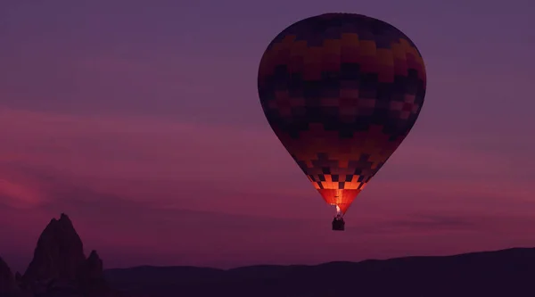Incrível fundo celestial - enorme colorido balão de ar quente voa no céu brilhante por do sol — Fotografia de Stock