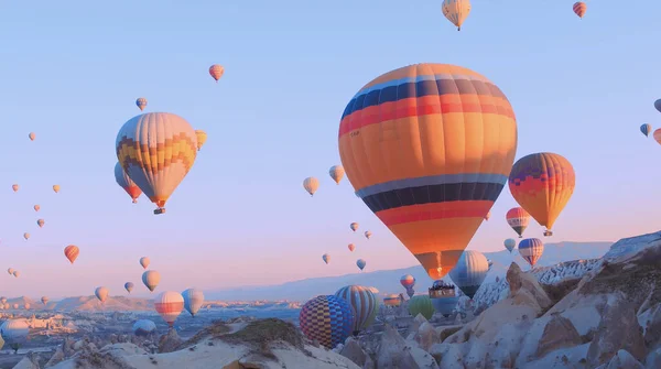 Globos de aire caliente volando sobre la montaña landsape de Capadocia, Turquía. — Foto de Stock