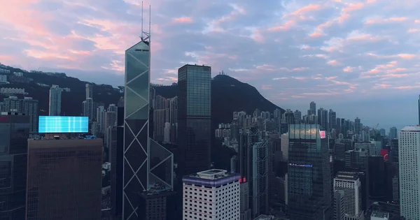 Luchtvaartmaatschappij. Hong Kong City skyline bij zonsopgang. Hongkong wolkenkrabber uitzicht vanaf drone. — Stockfoto