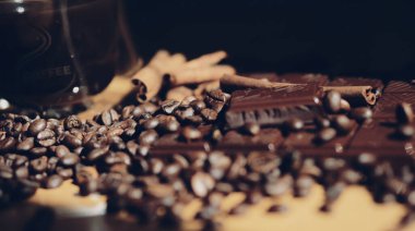 Masanın üzerinde bir fincan sıcak aromatik kahve..