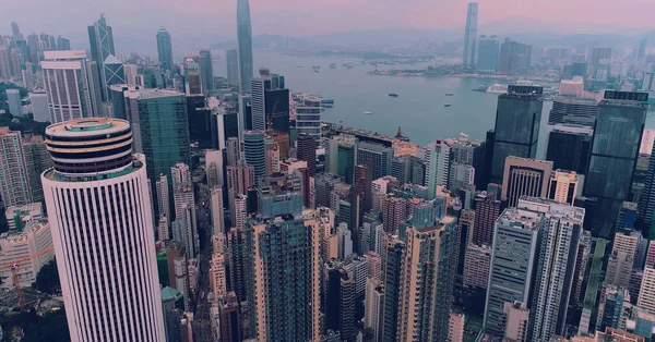 Luchtvaartmaatschappij. Hong Kong City skyline bij zonsopgang. Hongkong wolkenkrabber uitzicht vanaf drone. — Stockfoto