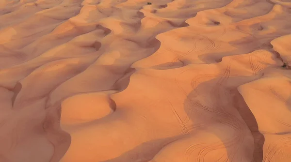 Bela paisagem do deserto do Namib sob a asa da aeronave ao pôr-do-sol. Voar em um avião sobre o deserto é uma das atrações turísticas mais populares — Fotografia de Stock