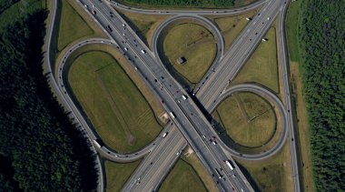 Otoyol kavşağının havadan görünüşü. Yol ayrımı. Hava görünümü.