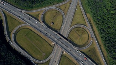 Otoyol kavşağının havadan görünüşü. Yol ayrımı. Hava görünümü.