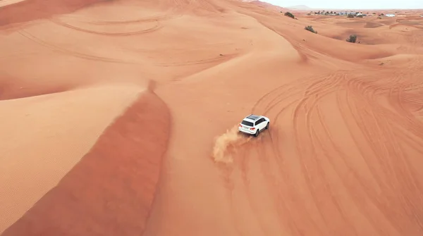 AERIAL.在车顶上飞行。夕阳西下时，迪拜沙漠中的沙漠探险车沙漏了 — 图库照片