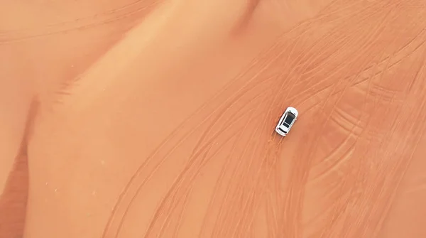 AERIALNE. Wysoko nad samochodem. Desert safari samochód piasek na pustyni w Dubaju podczas zachodu słońca — Zdjęcie stockowe