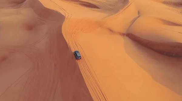 AERIAL. Hight flight above car. Desert safari car sand dunning in the Dubai desert during sunset — Stock Photo, Image