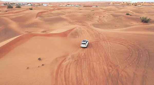 AERIAL. Высота полета над машиной. Сафари на песке в пустыне Дубай на закате — стоковое фото