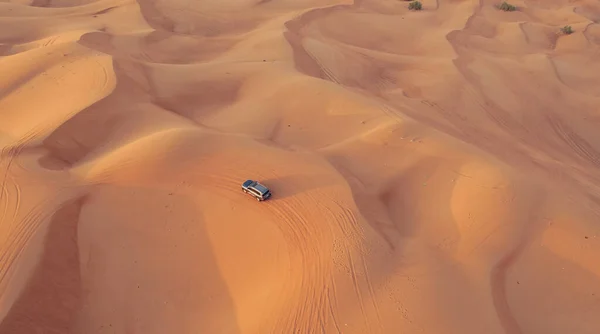 AERIAL. Höhenflug über dem Auto. Wüstensafari Autosand in der Wüste von Dubai bei Sonnenuntergang — Stockfoto