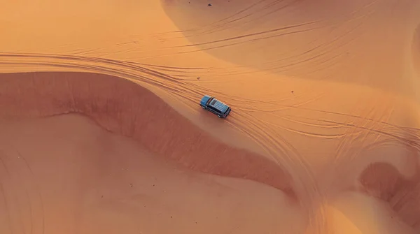 AERIAL. Vôo acima do carro. Desert safari carro areia correndo no deserto de Dubai durante o pôr do sol — Fotografia de Stock