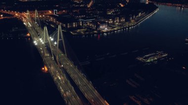 Köprü yolu otomobil trafiğinin havadan görüntüsü, pek çok araba, ulaşım konsepti