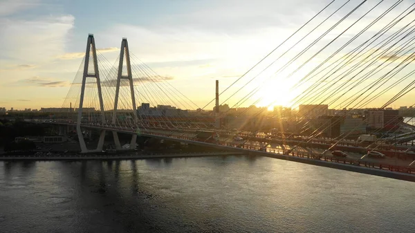 Luchtfoto bovenaanzicht van brug weg auto verkeer van vele auto 's, vervoer concept — Stockfoto