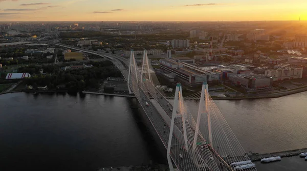 Luchtfoto bovenaanzicht van brug weg auto verkeer van vele auto 's, vervoer concept — Stockfoto