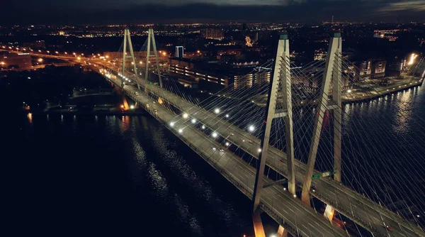 Luftaufnahme der Brücke Straße Autoverkehr vieler Autos, Verkehrskonzept — Stockfoto