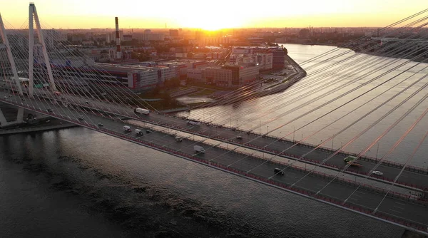 Luftaufnahme der Brücke Straße Autoverkehr vieler Autos, Verkehrskonzept — Stockfoto