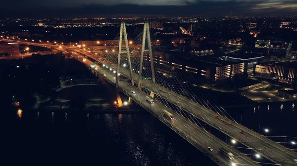 Luftaufnahme der Brücke Straße Autoverkehr vieler Autos, Verkehrskonzept — Stockfoto