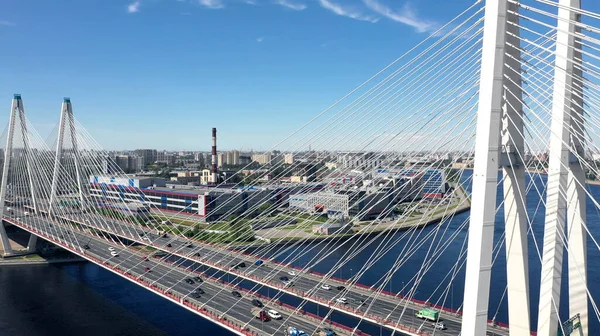 Luchtfoto bovenaanzicht van brug weg auto verkeer van vele auto 's, vervoer concept — Stockfoto