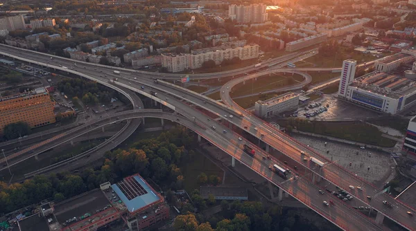 Luchtfoto bovenaanzicht van brug weg auto verkeer van vele auto 's, vervoer concept — Stockfoto