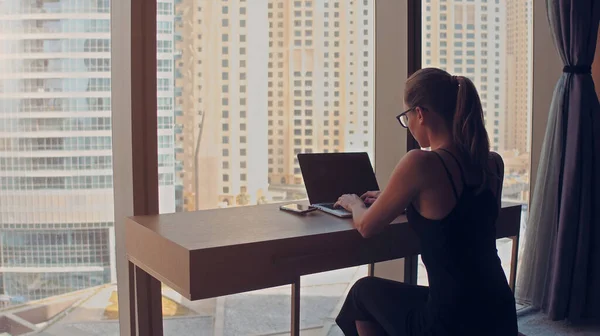 Güzel Başarılı İş Kadını Ofisinde Dizüstü bilgisayarında Şehir Manzarası Penceresi ile çalışıyor. Güçlü Bağımsız Kadın CEO İşletme Yöneticisi. — Stok fotoğraf