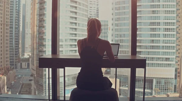 Успешная бизнесвумен, работающая на вершине в своем офисе с витриной. Сильная независимая женщина возглавляет бизнес-компанию. — стоковое фото