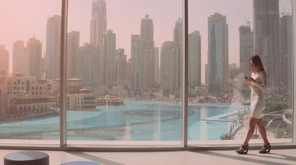 İş kadını ve ofis binasının geniş penceresi