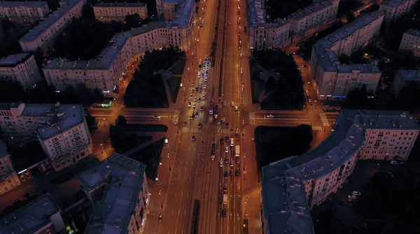 Letecký pohled na fascinující městskou krajinu dlouhé dálnice s hořícími světly — Stock fotografie