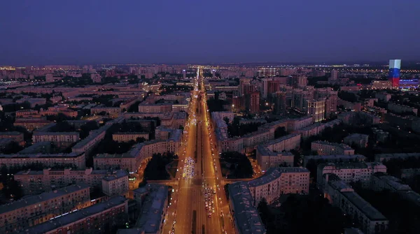 Flygfoto över den fascinerande stadsbilden av en lång motorväg med brinnande ljus — Stockfoto