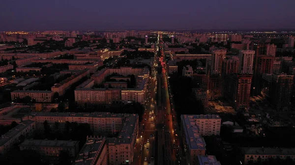 Vista aérea da paisagem urbana fascinante de uma longa estrada com luzes ardentes — Fotografia de Stock
