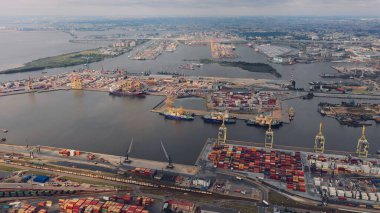 Vinçleri ve yükleyicileri olan yüksek teknolojili modern liman manzarası