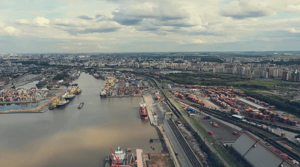 Vista aérea do porto moderno de alta tecnologia com guindastes e carregadores — Fotografia de Stock