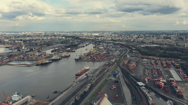 Vista aérea do porto moderno de alta tecnologia com guindastes e carregadores — Fotografia de Stock