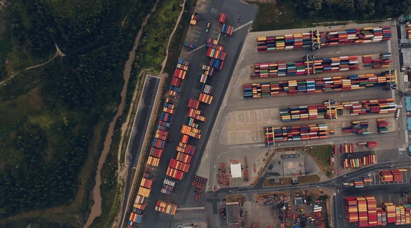 Vista aérea do porto moderno de alta tecnologia com guindastes e carregadores — Fotografia de Stock