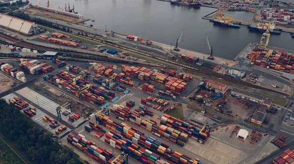 Vista aerea del moderno porto marittimo ad alta tecnologia con gru e pale caricatrici — Foto Stock