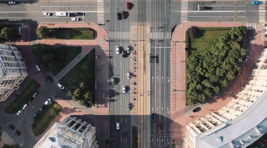Yüksek binaları olan tipik bir Avrupa şehrinin havadan görünüşü