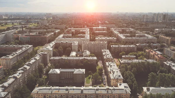 Вид с воздуха на центр типичного европейского города с высотными зданиями — стоковое фото