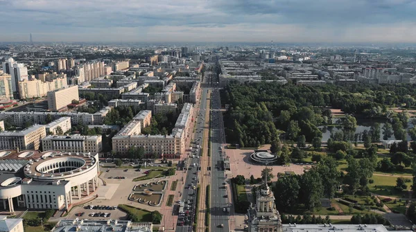 Вид с воздуха на центр типичного европейского города с высотными зданиями — стоковое фото