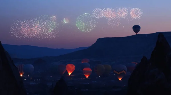 W dolinie wznosi się wiele balonów na festiwalu z płonącym ogniem. — Zdjęcie stockowe