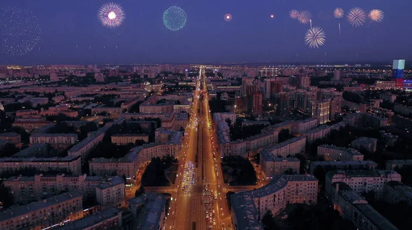 Veduta aerea di numerosi fuochi d'artificio brillanti esplodono nel cielo — Foto Stock